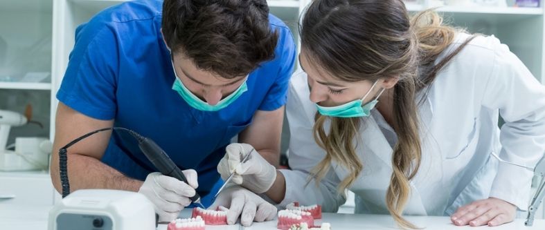 Buenos ingresos y 5 razones más por las que deberías estudiar Odontología